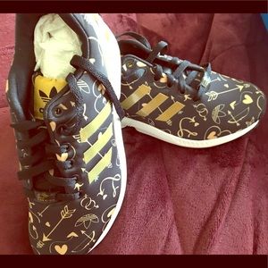 Unique Black & Gold Adidas with flare! Size 8.5